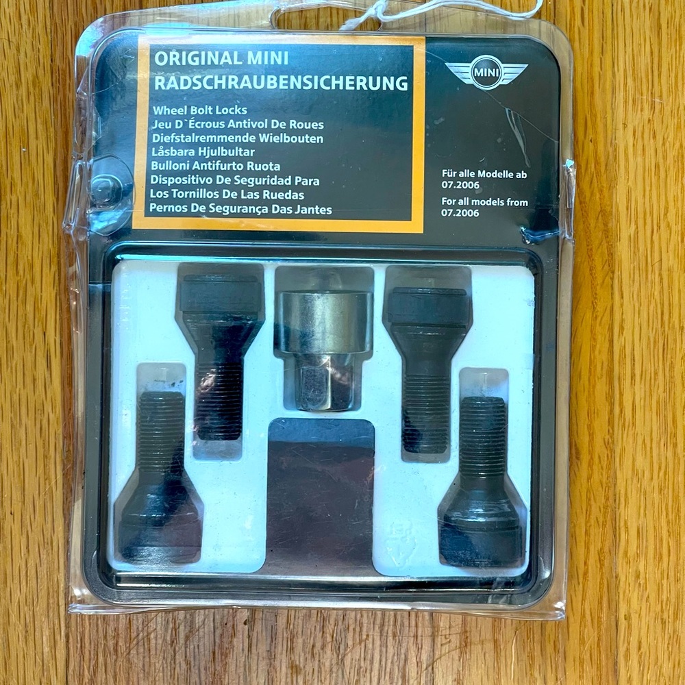 MINI COOPER WHEEL BOLT LOCKS